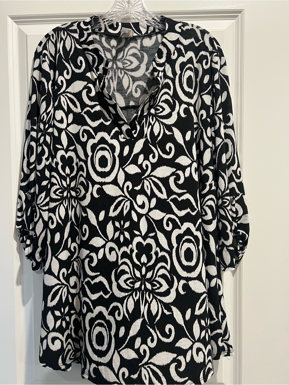 Honeyme Curvy Black & White Floral V-Neck Tunic Top